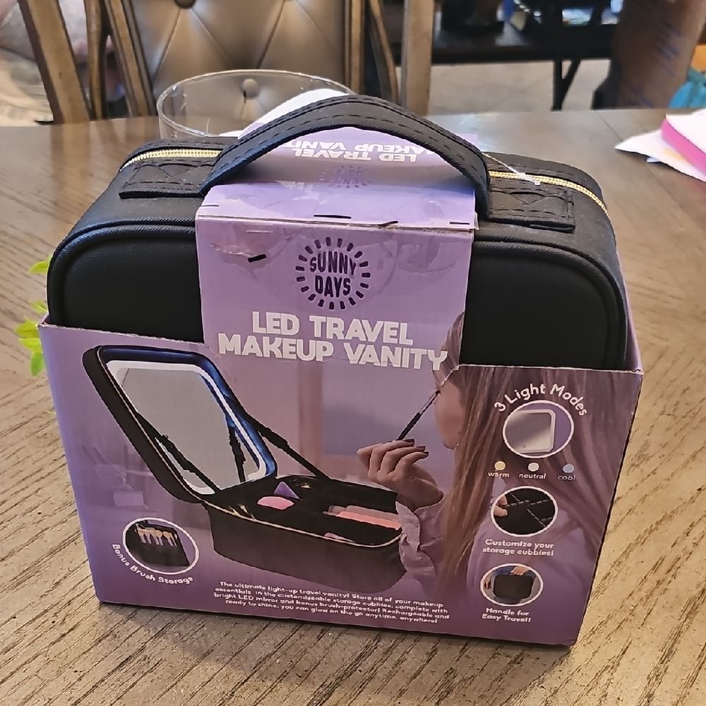 LED Travel Makeup Vanity Case NWT Sunny Days